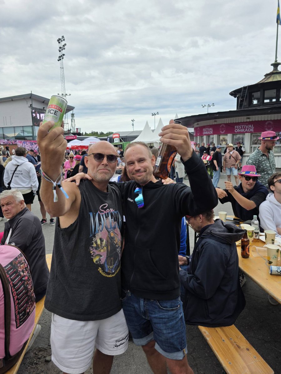travlehtinen's tweet photo. @Hustlarkungen  vilket trevligt möte mellan två travhästägare 🐴🐴🍺🍺 https://t.co/GcPqFB6K6v