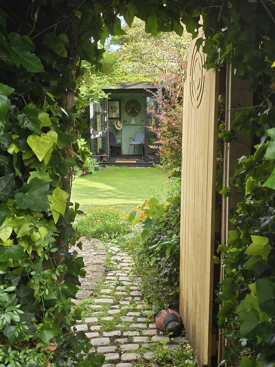 MariaStripling's tweet photo. Don’t miss the chance to buy a program, £6, to visit over 20 Gardens on Sunday 21st June in Didsbury. Live music, cakes, teas, Plants, fun for everyone. All for Charity.  @StAnnsHospice @pppdidsbury @DidsArtsFest https://t.co/dGmBnTMs76