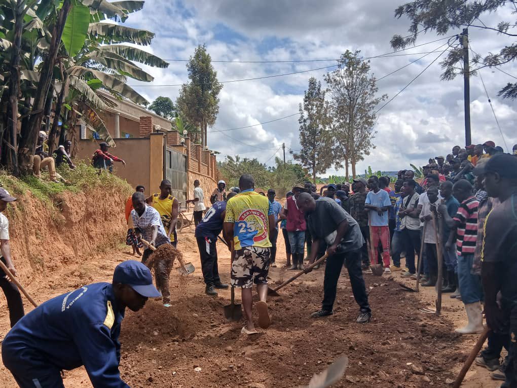 NtaramaBugesera's tweet photo. Uyu munsi mu tugari twose tugize @NtaramaBugesera hakozwe Umuganda rusange aho k'Urwego rw'Umurenge wabereye mu kagari Ka #Cyugaro mu mudugudu wa #Rubomborana ,wibanze ku bikorwa byo gusana no gusibura Rigole z’imihanda. https://t.co/ONYT1YdvvB