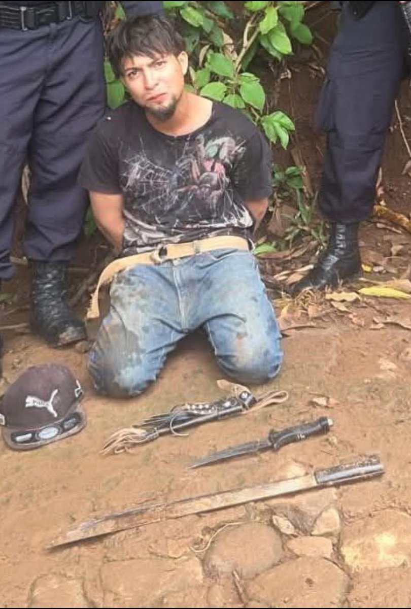 LaHuellaSV's tweet photo. 🚨🔪 ASÍ AMENAZABA A VENDEDORES EL SUJETO CAPTURADO EN CIUDAD BARRIOS

Javier Isaías Rivas Trejo, de 24 años, fue capturado por agentes de la Delegación San Miguel Norte tras ser acusado de amenazas agravadas en perjuicio de dos personas, a quienes presuntamente intimidó utilizando un machete.

Según las autoridades, el sujeto habría amenazado a vendedores que se encontraban realizando sus actividades en la zona. Gracias a la rápida intervención policial, fue ubicado y detenido en Ciudad Barrios antes de que la situación pasara a mayores.

La Policía informó que el detenido será puesto a disposición de las autoridades correspondientes para enfrentar el proceso judicial por los hechos que se le atribuyen.