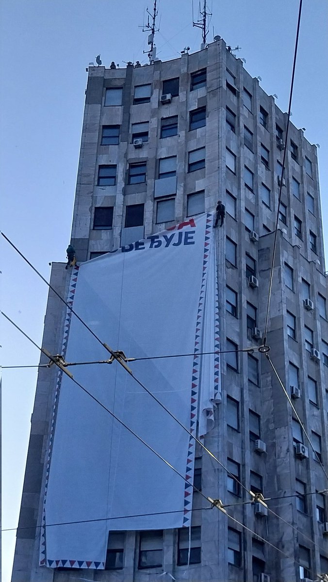 ivanvuckTW's tweet photo. Ovo sa banerom bila je demonstracija sile i nemoći AV i SNS. Mnogo simbolike u ovim slikama.

Slobodni kao ptice. https://t.co/6VwTfTb8Ts