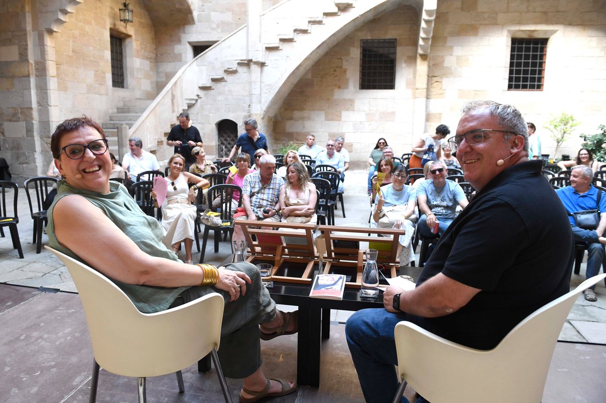 IEILleida's tweet photo. Tarda del @segredenegre al Pati de l'IEI!

✍️ Taules rodones, converses i signatures per tancar una 10a edició de luxe. 

El festival es consolida com el gran referent de la novel·la criminal a Ponent! 🖤

+ℹ️https://t.co/A9fc5buxcT https://t.co/d6VTDJHmri