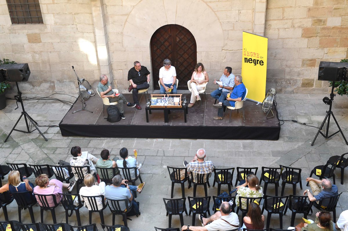 IEILleida's tweet photo. Tarda del @segredenegre al Pati de l'IEI!

✍️ Taules rodones, converses i signatures per tancar una 10a edició de luxe. 

El festival es consolida com el gran referent de la novel·la criminal a Ponent! 🖤

+ℹ️https://t.co/A9fc5buxcT https://t.co/d6VTDJHmri