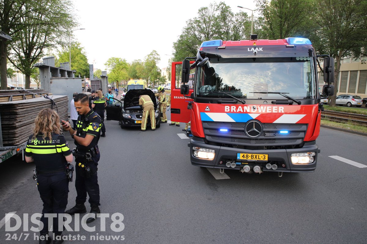 Vrouw bekneld na aanrijding op kruising in Den Haag