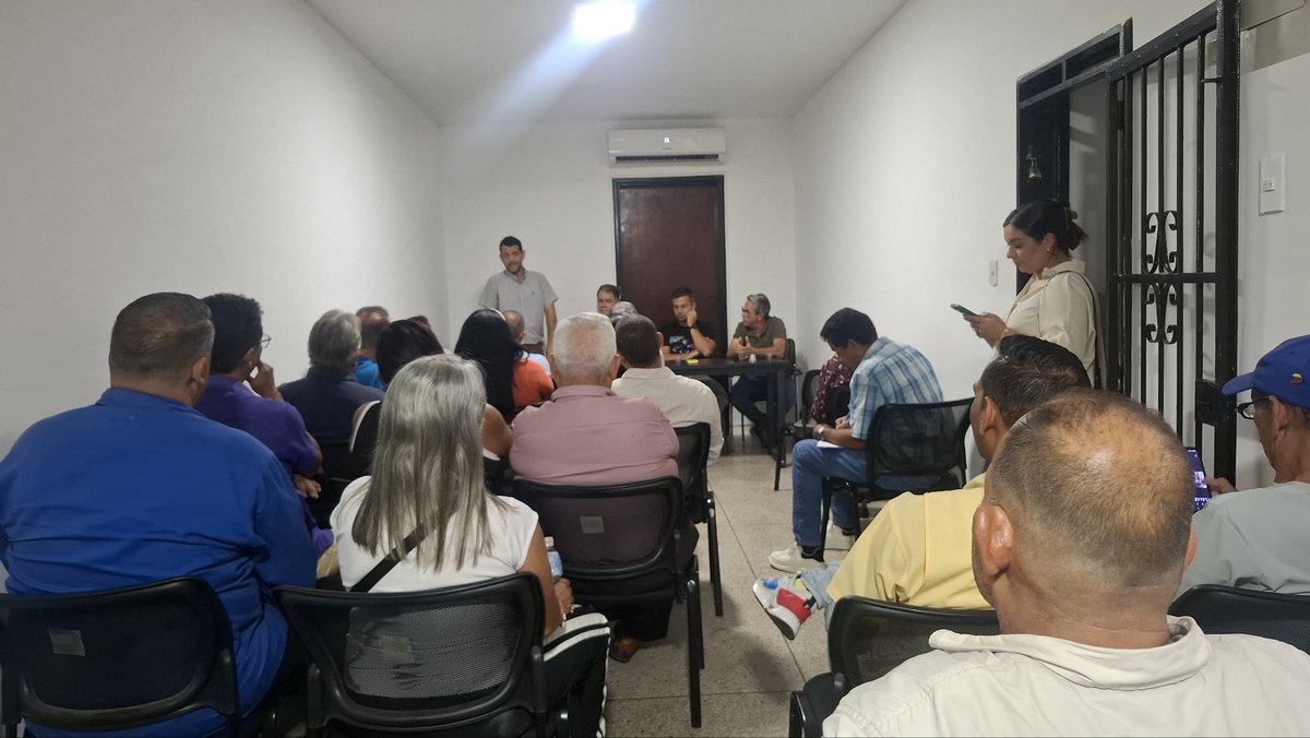 SecGralUntSD's tweet photo. Visita del dip. @LuisFlorido a Valencia, impartiendo a nuestras estructuras  lineamientos del acontecer político y nos invitó a compartirla con nuestra gente. 
En #UNT hablamos con la verdad @partidoUNT @unt_SanDiego @unt_carabobo @PanchoPerezLugo @carlosmolinave @Albertlamberto https://t.co/PkDLf2oFS4