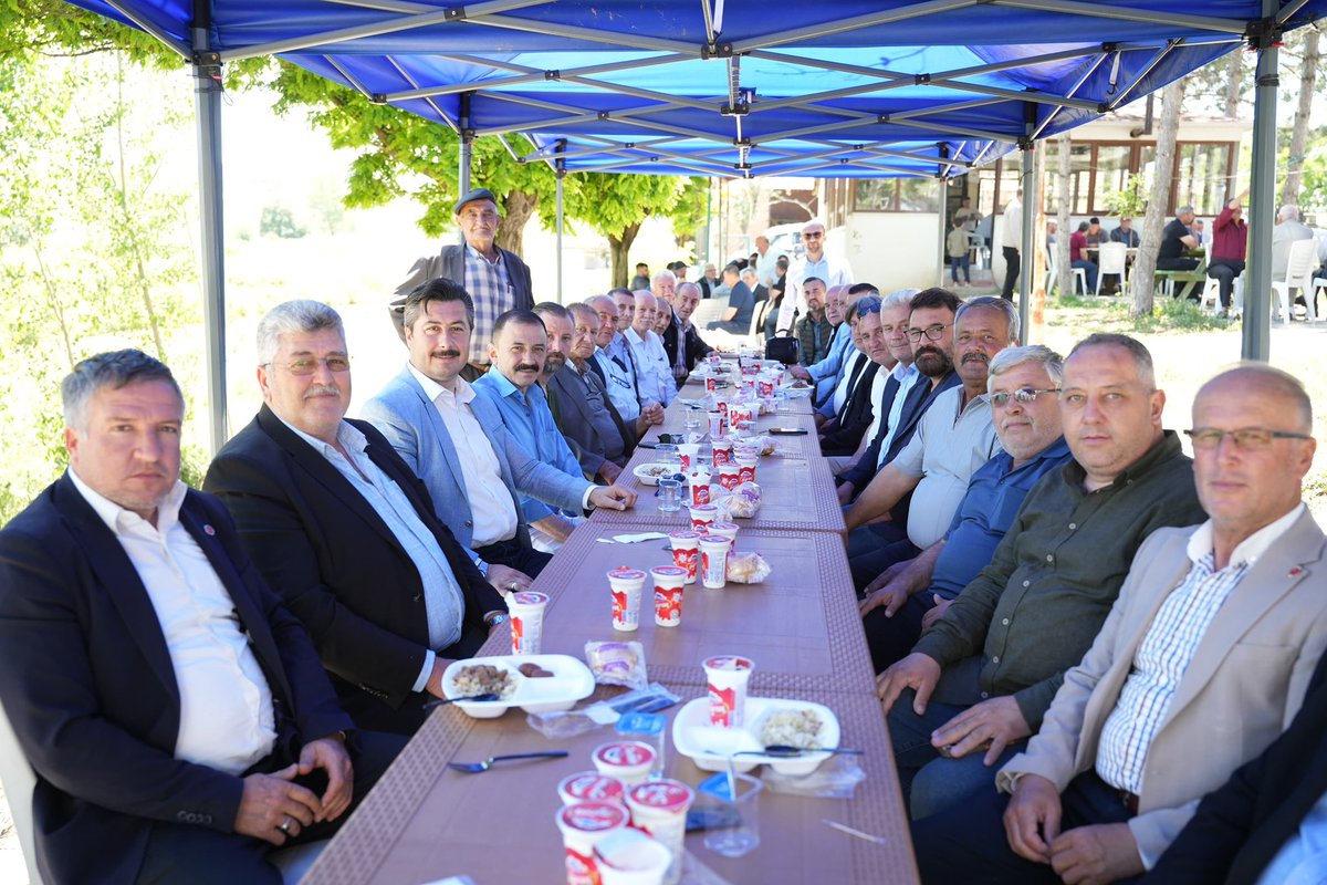 ErcanOzel16's tweet photo. Köprühisar Mahallemizde düzenlenen Hıdırellez etkinlikliğine İlçe Teşkilatımızla birlikte katılım sağladık.

Muhtarlarımız, Yenişehirliler Derneğimiz ve köy derneklerimiz ile birlikte iştirak ettiği programda hemşehrilerimizle bir araya gelerek Hıdırellez’in birlik, beraberlik ve kardeşlik iklimini hep birlikte yaşadık.

Ayrıca Konyaspor’un ve U19 Milli Takımımızın başarılı file bekçisi Köprühisarlı evladımız Egemen Aydın ile de bu güzel etkinlikte bir araya geldik.

Emeği geçen başta muhtarımız Harun Engür olmak üzere herkese teşekkür ediyor, geleneklerimizi yaşatan bu anlamlı organizasyonların daim olmasını temenni ediyorum.