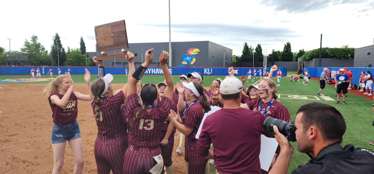 Vince_Lovergine's tweet photo. More flicks of @silverlakesb winning all the marbles! @SilverLakeEagle, @dskuler, @KSHSAA https://t.co/vl7nClqmi6