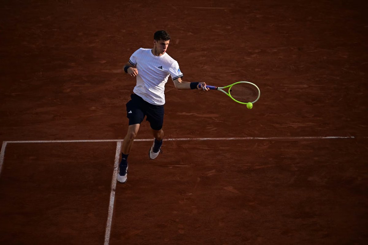 Isidorobvazquez's tweet photo. Juan Manuel Cerúndolo muestra lo importante que es el aspecto mental en el tenis.

Podés tener más o menos recursos, pero si los que tenés los usás constantemente a tu favor, te hace un jugador mucho más peligroso que uno con mayor variedad de golpes.

Nunca se da por vencido. Siempre te devuelve una más. Insiste en tu punto débil hasta agotarte.

Su perseverancia y su capacidad de reinventar el partido lo tienen parado donde merece estar hoy.