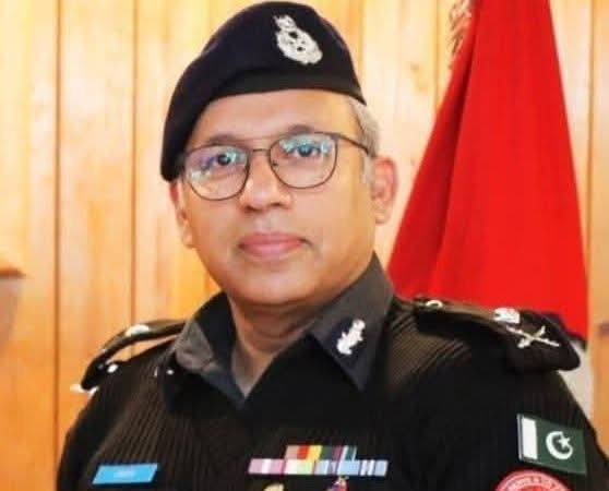 AasifzaiAzhar's tweet photo. گلگت بلتستان کی انتخابی مہم کے آغاز سے قبل وفاقی حکومت نے باقاعدہ منصوبہ بندی کے تحت تحریکِ انصاف سے لیول فلیگ فیلڈ چھیننے کے لیے دو اہم اقدامات کیے تھے۔

پہلے انہوں نے آئی جی کو تبدیل کیا اور ڈاکٹر اکبر ناصر کو آئی جی گلگت بلتستان تعینات کیا جو کہ ایک مکمل فاشسٹ چہرہ ہیں۔  جب وہ اسلام آباد میں تعینات تھے تو اس نے انسانی حقوق کی سنگین خلاف ورزیاں کیں۔ اور ساتھ ہی گلگت بلتستان میں فوج کی تعیناتی میں 14 جون تک توسیع کر دی گئی ہے۔

یاد رہے کہ اس وقت پی ٹی آئی کو گلگت بلتستان میں انتخابی مہم نہیں دی جارہی۔  دیگر جماعتوں کو مکمل فری ہینڈ دیا گیا ہے اور نہ ہی باہر سے آنے والے تحریک انصاف کے رہنماؤں کو صوبے میں آنے کی اجازت ہے۔  اس پری پول دھاندلی میں آئی جی گلگت بلتستان ملوث ہیں۔