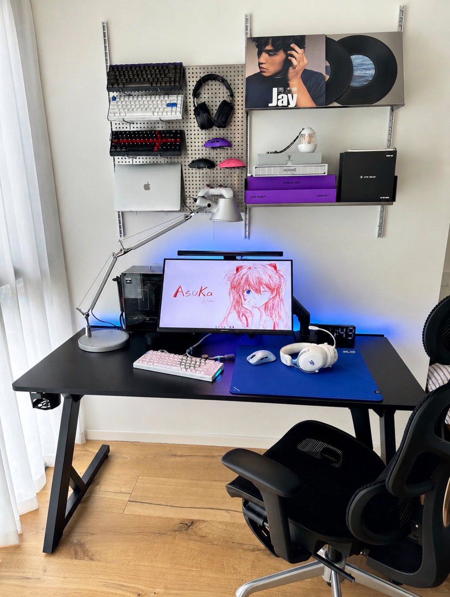 nextlevelgmg's tweet photo. Saturday #Desksetup 💙💜 https://t.co/wmv0eNOx4x