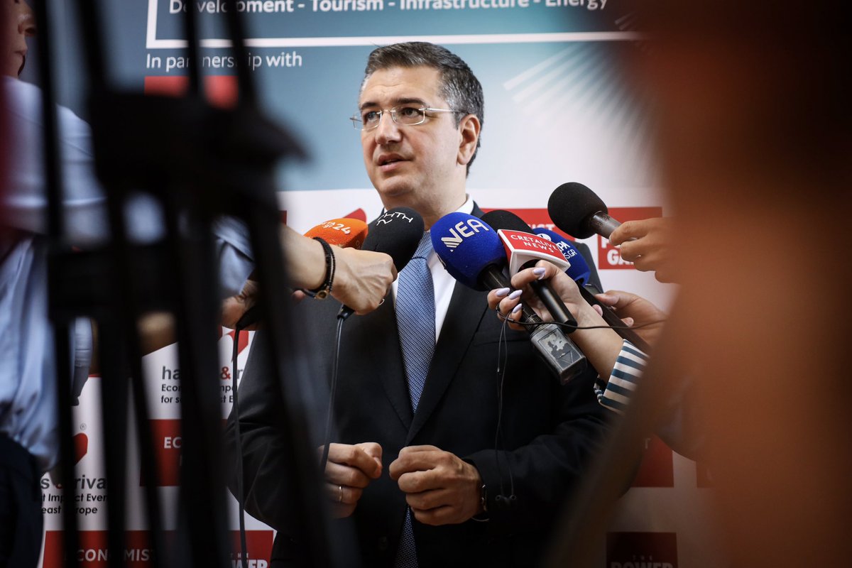 tzitzikostas's tweet photo. Στην κεντρική μου ομιλία στο συνέδριο του Economist στα Χανιά, ανέδειξα τον στρατηγικό ρόλο της Κρήτης ως γέφυρας μεταξύ Ευρώπης, Μεσογείου και ευρύτερης περιοχής, αλλά και τις μεγάλες δυνατότητες που διαθέτει για να πρωταγωνιστήσει στη νέα γεωοικονομική πραγματικότητα.  

Η Κρήτη δεν είναι η περιφέρεια της Ευρώπης. Είναι το κέντρο της Μεσογείου. Με τη γεωγραφική της θέση, τις αναπτυσσόμενες υποδομές, τα λιμάνια, τα αεροδρόμια, τον τουρισμό, την ενέργεια και το ανθρώπινο δυναμικό της, μπορεί να αποτελέσει στρατηγικό κόμβο συνδεσιμότητας, επενδύσεων και ανάπτυξης.  

Αναφέρθηκα επίσης στις σημαντικές ευρωπαϊκές επενδύσεις που υλοποιούνται στο νησί, από τον ΒΟΑΚ και το νέο αεροδρόμιο στο Καστέλλι έως τα έργα λιμενικών υποδομών και ενεργειακής διασύνδεσης, τα οποία ενισχύουν την ανταγωνιστικότητα, τη βιωσιμότητα και την ανθεκτικότητα της Κρήτης.  

Η Ευρώπη επενδύει στην Κρήτη γιατί πιστεύει στις δυνατότητές της. Και η Κρήτη έχει όλα τα εφόδια για να διαδραματίσει πρωταγωνιστικό ρόλο στη νέα εποχή που διαμορφώνεται για την Ελλάδα και την Ευρώπη.  

#EconCrete