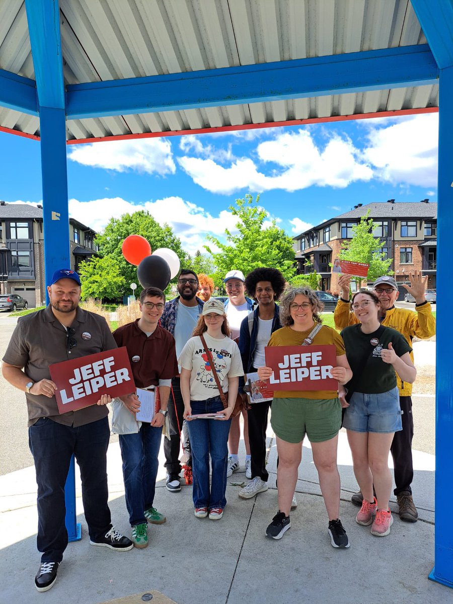 Stephen_Yardy's tweet photo. Out in Barrhaven knocking on doors for @LeiperOttawa. Fighting for a City that Works. 🎈 https://t.co/SMtKubeZJn
