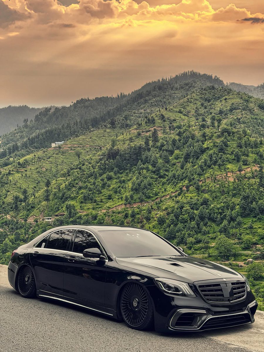 WealsyZen's tweet photo. Black on Mercedes Benz always wins https://t.co/23HvnLxOpK
