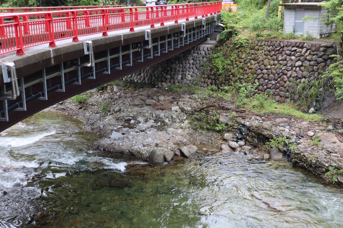 tetchan_club's tweet photo. 湯檜曽川の擁壁をディテールアップの為に地獄キットの組み立て。
小石を一粒づつ接着します。もっと揃ってて丸い石が欲しいところ… https://t.co/BETNpFmMvy