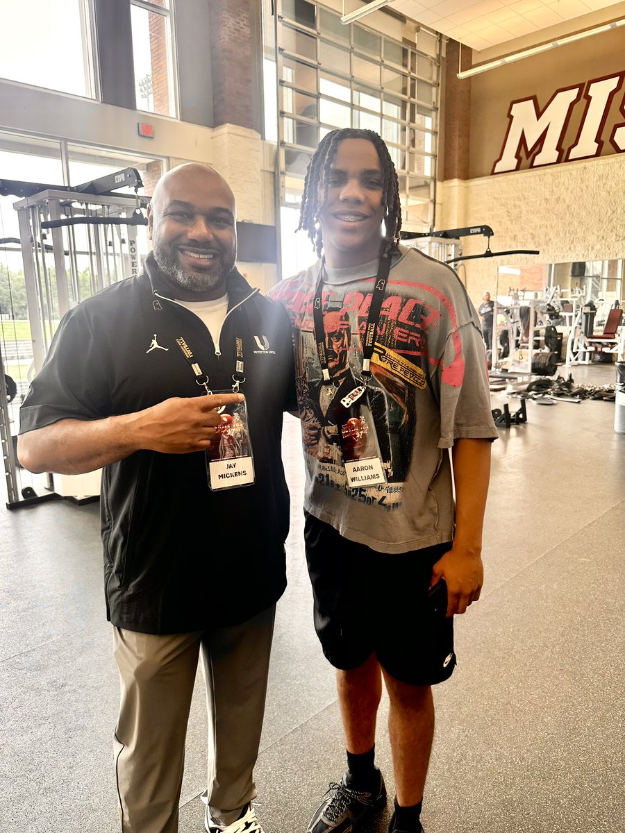 MickensJay's tweet photo. Great seeing @Aaron2Williams this weekend.  This dude is the truth!  Can’t wait to see where he commits. https://t.co/6kAlze1a7e