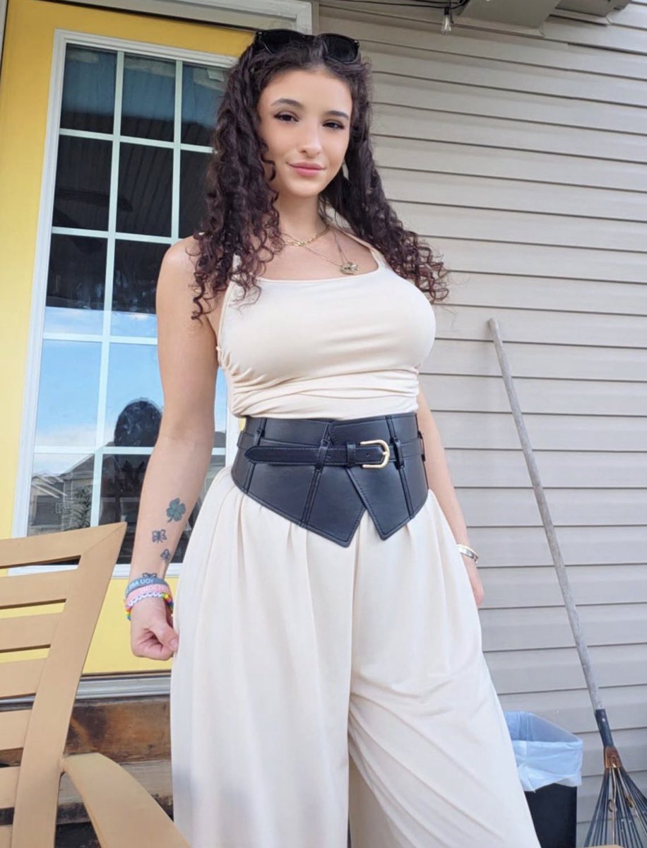 ashleygary44's tweet photo. How is my outfit 🦋 https://t.co/3x4aQh18Vc