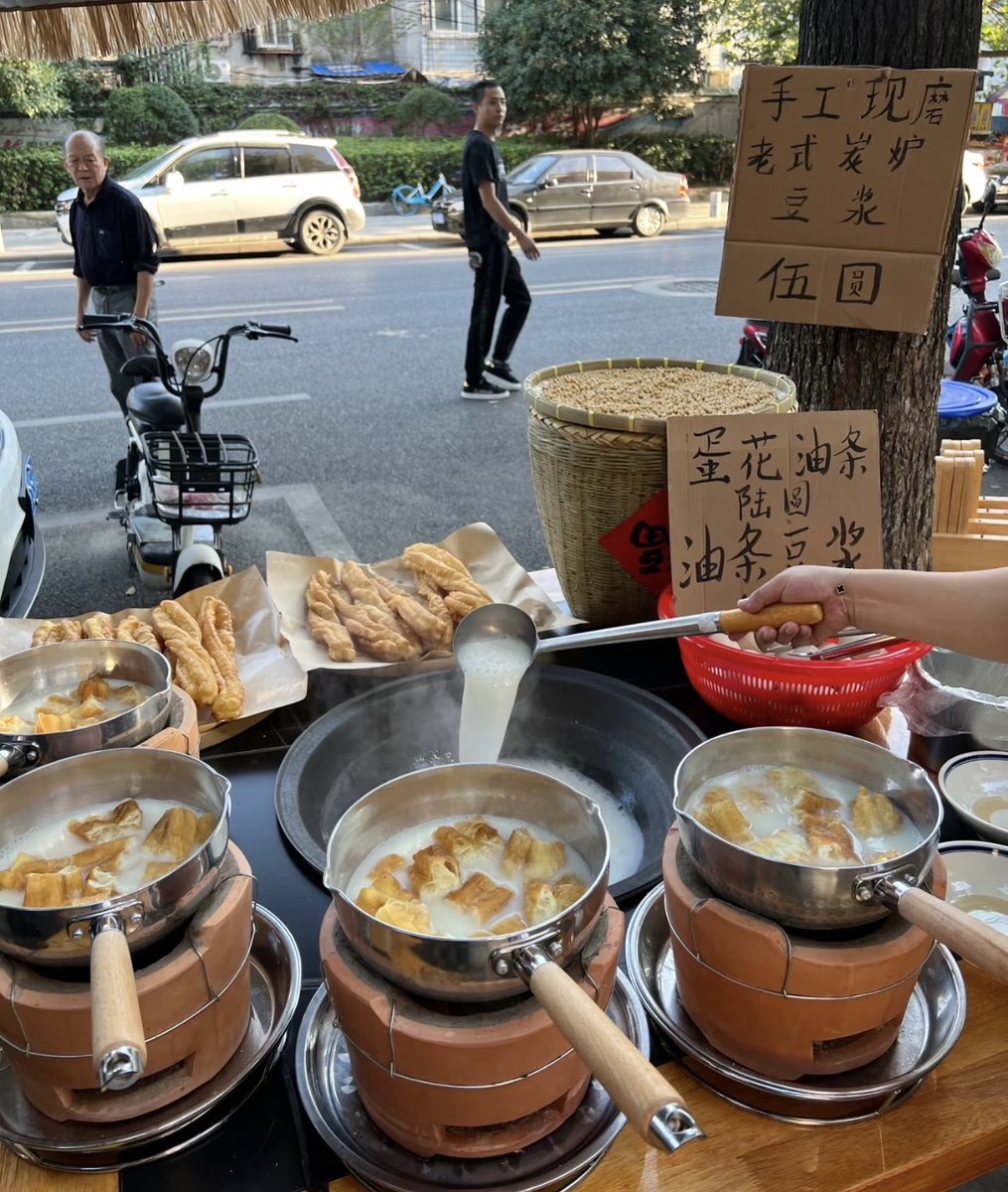 Crash_Hawk's tweet photo. Craving late-night bites This crispy hand-pulled fried dough stick with spicy soy milk is my go-to snack after class—warm, crunchy, utterly satisfying. ， https://t.co/Wcz1wXiTvN