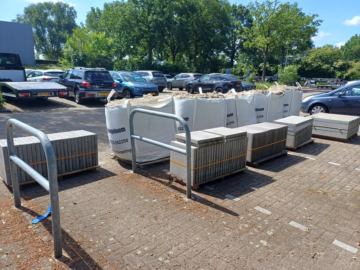 vvBerkum's tweet photo. 🏗️ Opnieuw mooie stappen gezet bij @OnsHoekje1 🤍🖤

Tegels eruit, ondergrond afgegraven en de basis voorbereid voor de volgende fase.

📅 Komende zaterdag staat het straatwerk gepland.
🔨 Daarna start de bouw van het nieuwe onderkomen.

#ZwartWitWarmHart #OnsHoekje #VVBerkum https://t.co/pf4qVuXA7e