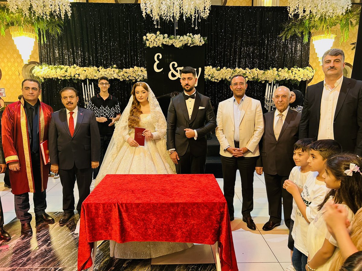 numannass's tweet photo. Tunç ve Önal ailelerinin kıymetli evlatları Esra ile Yusuf’un düğün merasimine katılarak nikâhlarına şahitlik ettik. Genç çiftimizi tebrik ediyor; bir ömür boyu sağlık, huzur, mutluluk ve sevgi içerisinde bir ömür sürmelerini temenni ediyorum.
@halilkumruoglu https://t.co/wzjEdZKZZg