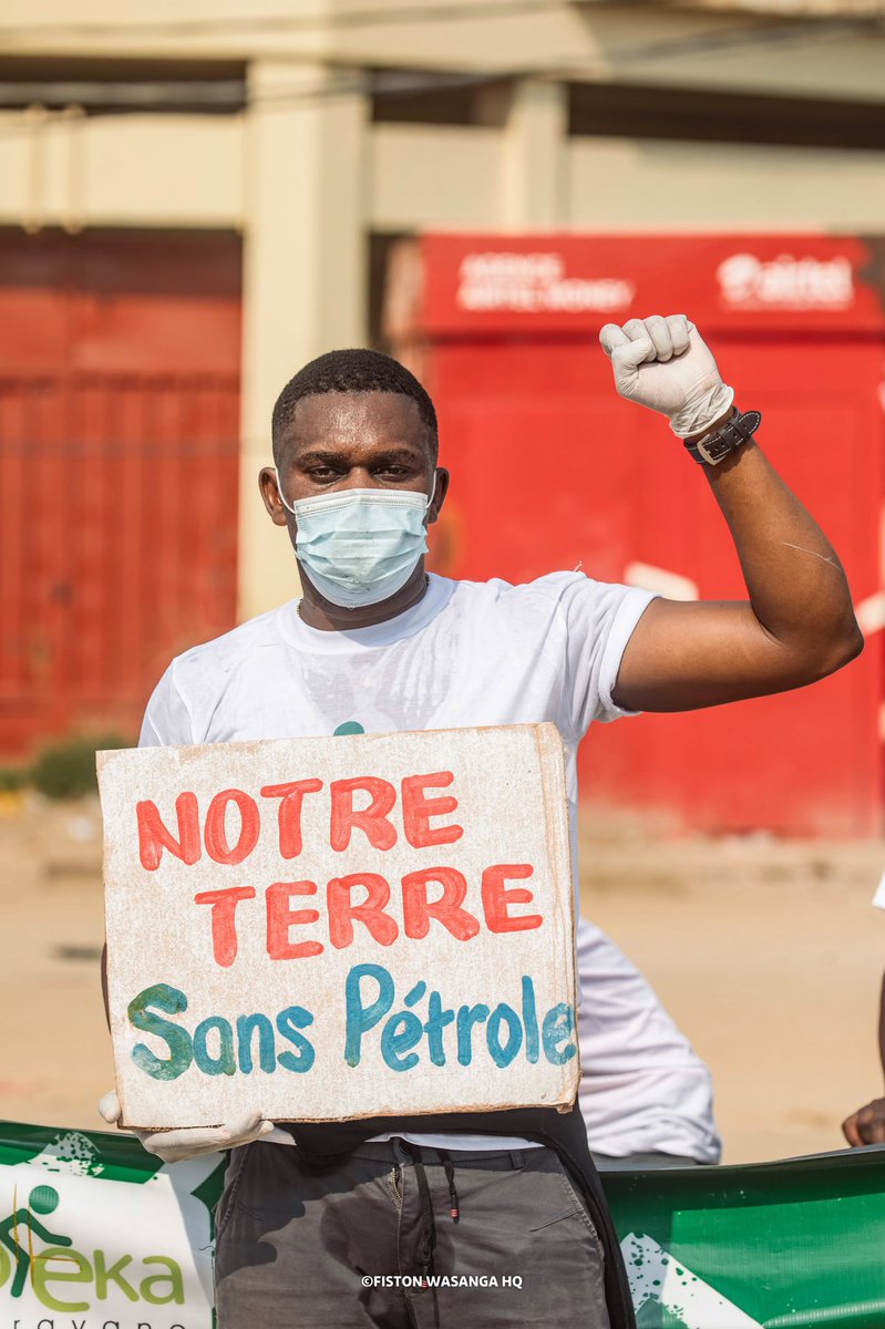 Bakonda2's tweet photo. #kisangani : à l’occasion de la journée internationale contre les énergies fossiles, nous avons organisé une caravane #Tolekafossilsfree dans le but de sensibiliser la communauté sur les conséquences des énergies fossiles et l’importance l’énergie renouvelable. 
@mirindi_pascal https://t.co/N2pLiuKek0