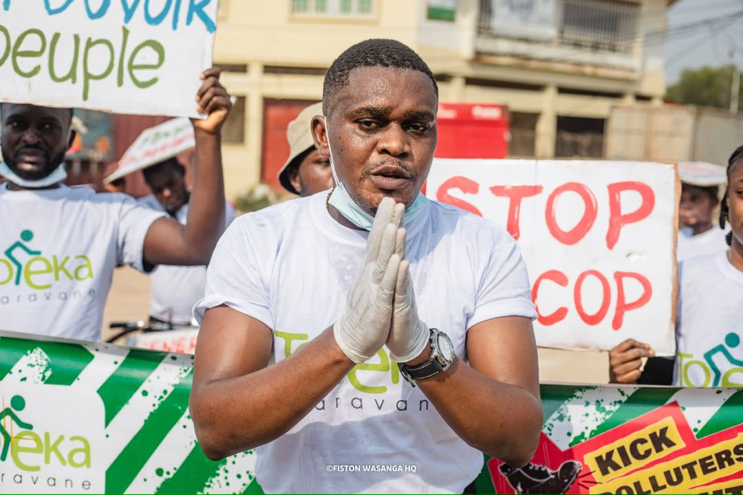 Bakonda2's tweet photo. #kisangani : à l’occasion de la journée internationale contre les énergies fossiles, nous avons organisé une caravane #Tolekafossilsfree dans le but de sensibiliser la communauté sur les conséquences des énergies fossiles et l’importance l’énergie renouvelable. 
@mirindi_pascal https://t.co/N2pLiuKek0