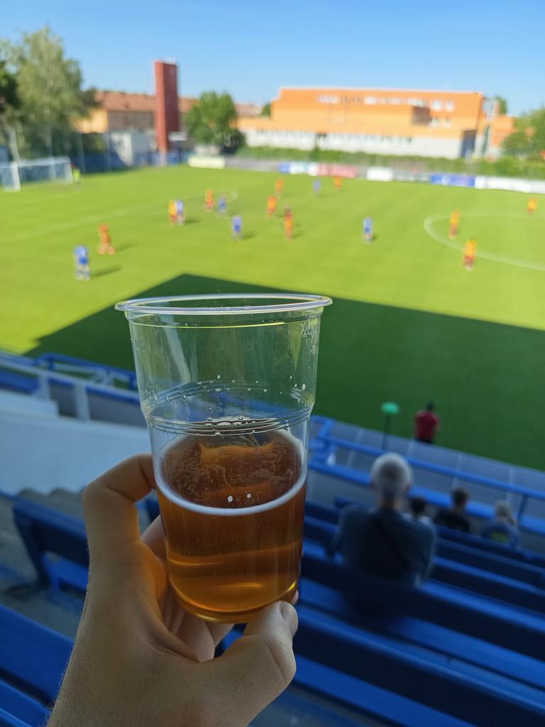 ogy_16's tweet photo. 4. Česká fotbalová liga, sk. B: SK Slaný Tempo Praha 2:1... Na fotbale je dobře 🙂 https://t.co/l15CqrPuqE