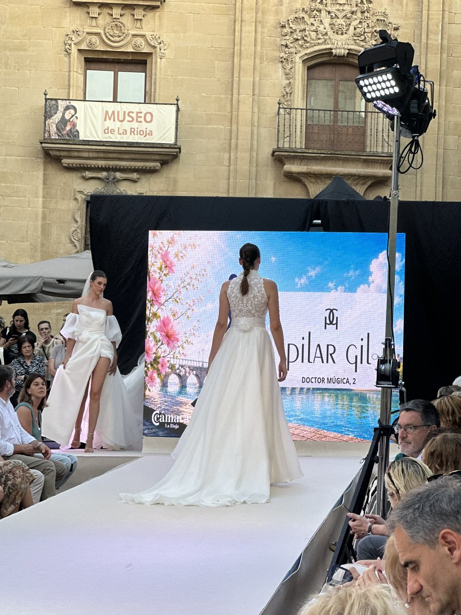 LogroPComercio's tweet photo. ✨ Cierra el desfile #noviaspilargil, referente en moda nupcial y ceremonia, con creaciones únicas llenas de artesanía y elegancia. https://t.co/zgeAITY64C