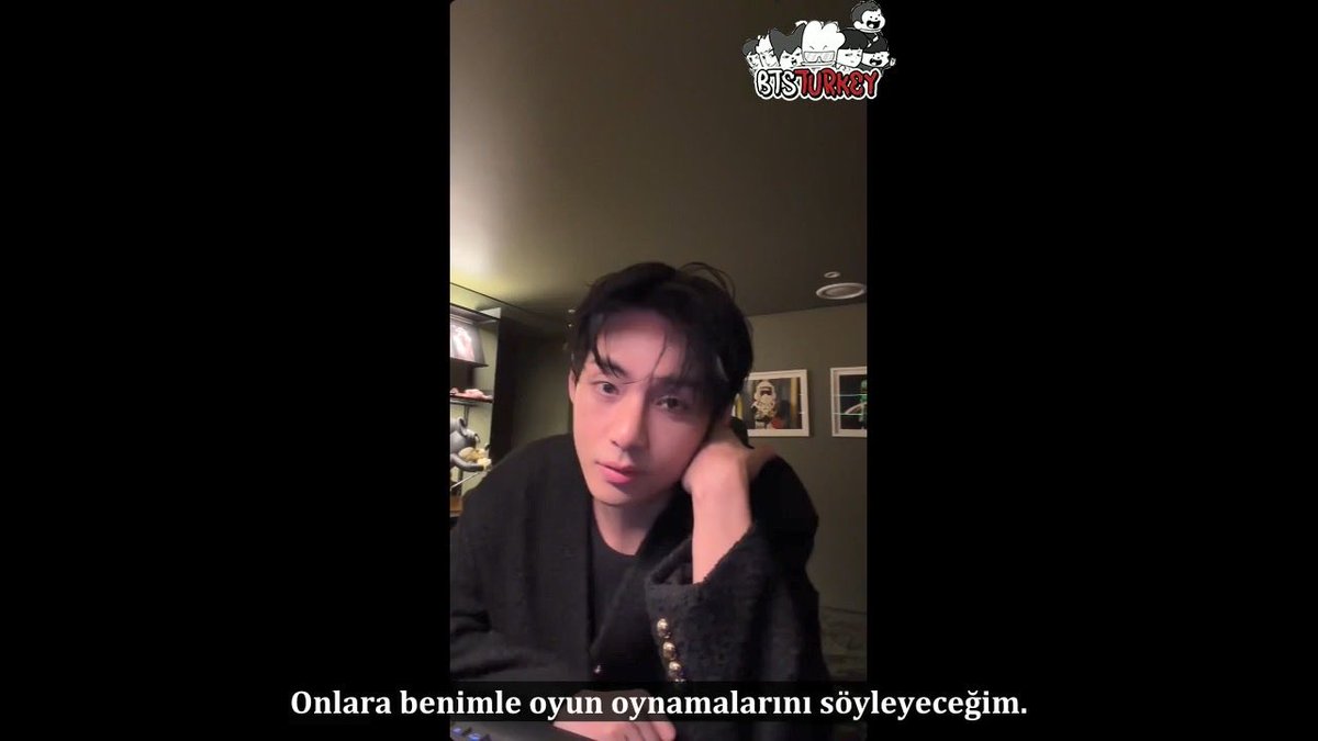 BTSTurkey's tweet photo. [ÇEVİRİ] [21.03.2026] V Weverse Live -  요

Çeviri: noli
Kontrol: kıley

👉 https://t.co/CEdp5yBkDZ

İyi seyirler~ 📀🎶 https://t.co/jt3hq4vny3