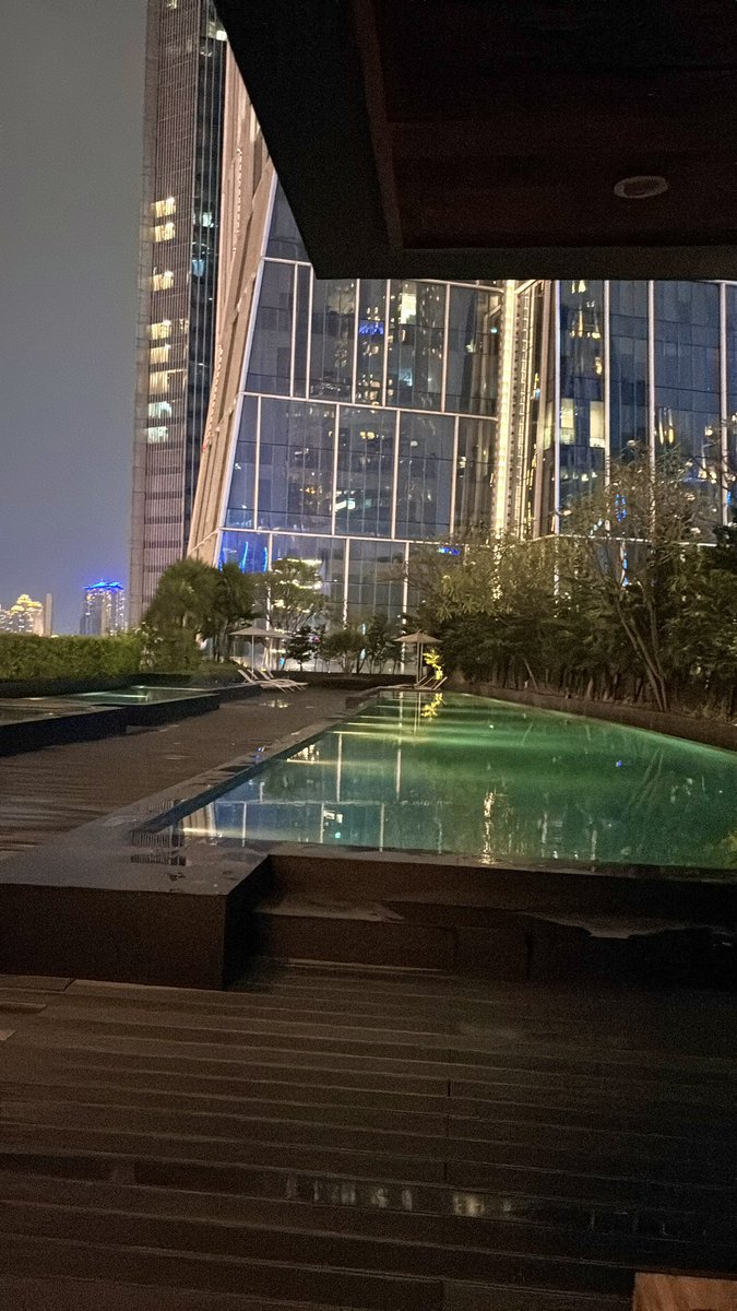 Bubyeforevar's tweet photo. Awalnya ada ibu2 trs cabut, jdlah renang sendirian, ngecekin masing2 kolam dlu sedalem apa, ga berani yg dalem bgt jdnya masuk kolam jacuzzi ajaa sambil renang tipis2 pake air hangat 🥹 https://t.co/vruylIeOvh
