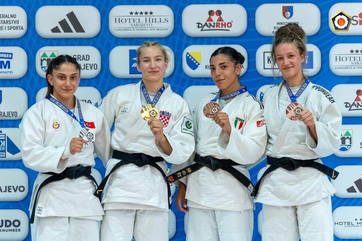turkjudo's tweet photo. SARAYBOSNA BÜYÜKLER AVRUPA KUPASI’NIN İLK GÜNÜNDE 4 MADALYA!

Bosna Hersek’in Saraybosna kentinde 30-31 Mayıs 2026 tarihleri arasında düzenlenen Saraybosna Büyükler Avrupa Kupası’nın ilk gününde milli judocularımız tatamiden 2 altın ve 2 gümüş olmak üzere toplam 4 madalya ile ayrıldı.

Organizasyonda milli sporcularımızdan Hilmi Mucik erkekler 66 kg’da ve Tuana Gülenay kadınlar 78 kg’da altın madalya kazanarak kürsünün zirvesine çıktı.

Milli judocularımızdan Emirhan Karahan erkekler 60 kg’da, Özlem Yıldız kadınlar 63 kg’da gümüş madalyanın sahibi oldu.

Madalya kazanan sporcularımız şöyle:

🥇 Hilmi Mucık – 66 kg
🥇 Tuana Gülenay – 78 kg
🥈 Emirhan Karahan – 60 kg
🥈 Özlem Yıldız – 63 kg

Sporcularımızı ve teknik ekibimizi tebrik ediyor, başarılarının devamını diliyoruz.

#TürkiyeJudoFederasyonu