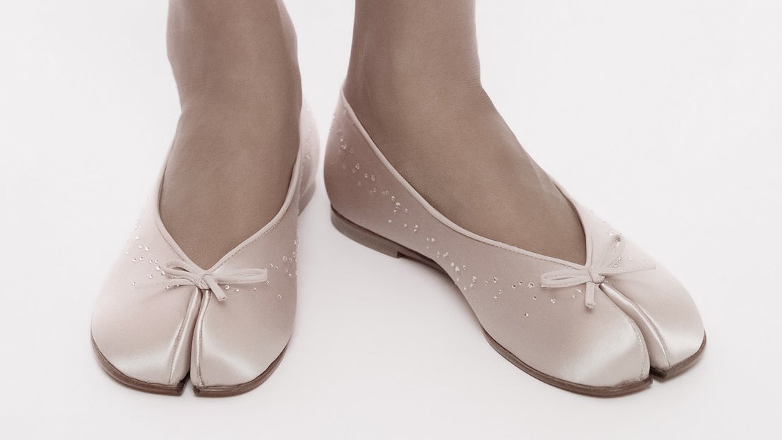 glirttery's tweet photo. sandy liang ‘toe ballerina’ in ballet crystal https://t.co/gtukjW7O9g