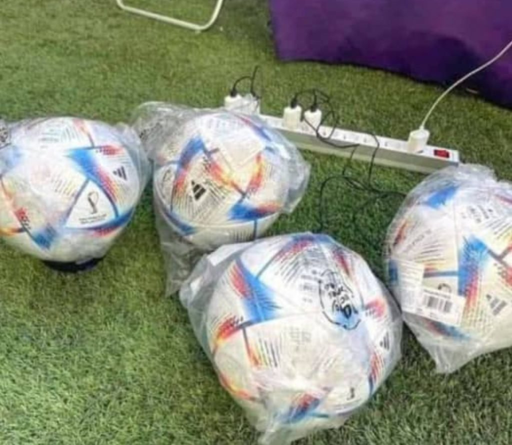 _3emeOeil's tweet photo. ⚽🔋 Le ballon officiel de la 2026 FIFA World Cup devra littéralement être… rechargé avant les matchs 😳

Le ballon embarque désormais un capteur électronique intégré directement dans l’un de ses panneaux, capable d’enregistrer sa position exacte à chaque contact. Associé à 12 caméras autour du stade, le système suit le ballon et les joueurs 50 fois par seconde 🤯

Toutes ces données sont envoyées en direct à la VAR pour aider à détecter les hors-jeu, les fautes ou encore les franchissements de ligne avec une précision quasi instantanée. Le plus fou, c’est que le capteur est si léger que les joueurs ne sentent aucune différence en jouant 😭

Sa batterie offre environ 6 heures d’autonomie… ce qui signifie qu’un ballon de Coupe du Monde doit maintenant être branché comme un smartphone avant le coup d’envoi 🔌