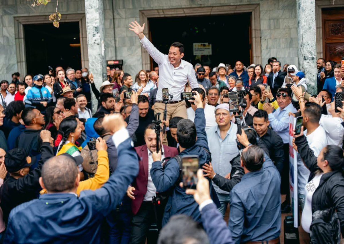 czamoramatute's tweet photo. ¡Intentan sacarme de las urnas donde arrasamos, pero de sus corazones jamás lo harán! ❤️

Gracias Cuenca, hoy sentí el cariño y respaldo de todos, toditos, todos, seguimos de pie hasta el final, con honestidad y obras tangibles ❤️💛

¡Somos el cambio que va a seguir! 😎 https://t.co/DeVZQfC8C0