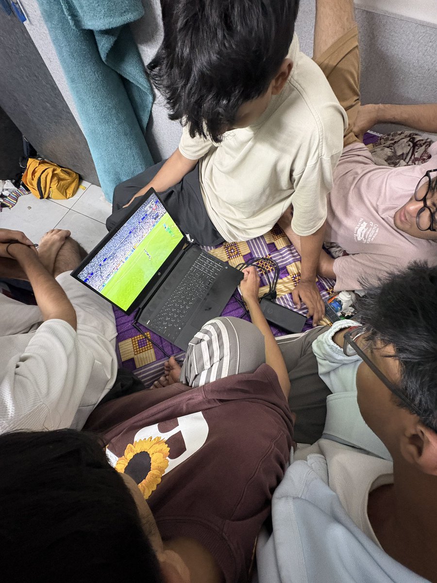 deeptheguy's tweet photo. Boys rooting for @PSG_English 💪💪 https://t.co/KjWRXFZ582