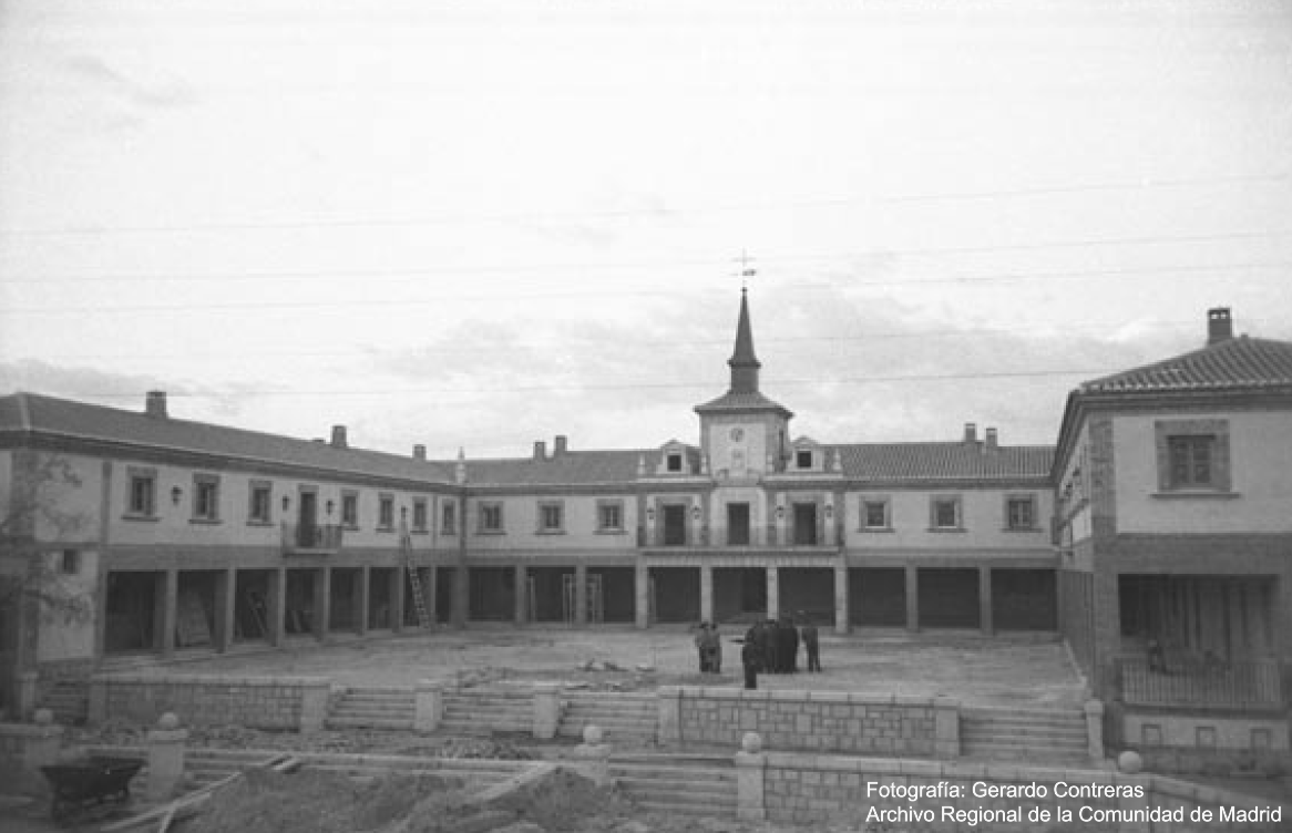 AsocCierzo's tweet photo. MARZO DE 1944: RESPONSABLES DEL ORGANISMO REGIONES DEVASTADAS VISITAN LOS TRABAJOS FINALES DE LA NUEVA PLAZA MAYOR, EN LAS ROZAS DE MADRID.
Fotografía de Gerardo Contreras
Archivo Regional de la Comunidad de Madrid
#lasrozasdemadrid #historiadelasrozas #regionesdevastadas https://t.co/iVpA5S9WVd