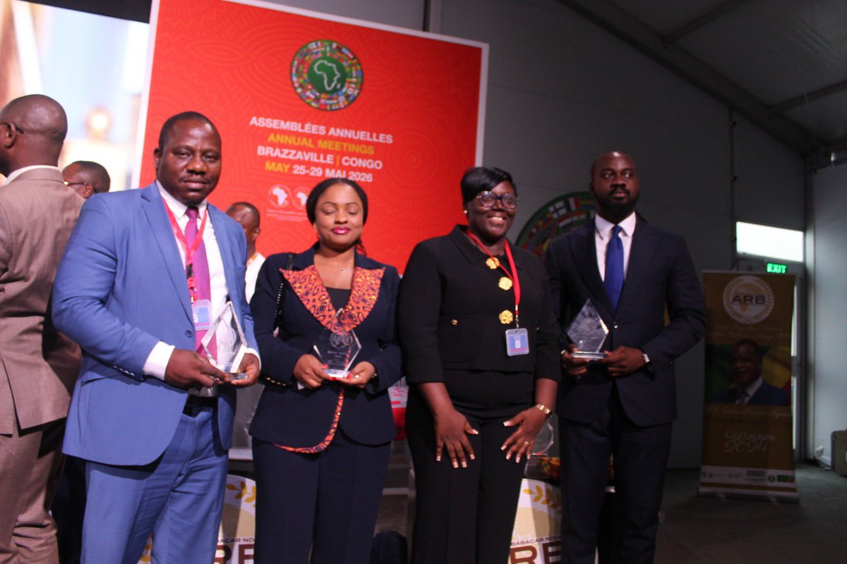 AgerouteCi's tweet photo. AGEROUTE News 📣

11ᵉ édition de Africa Road Builders (ARB) : Le Directeur Général de l’AGEROUTE distingué

En marge des Assemblées annuelles 2026 de la Banque Africaine de Développement (BAD), organisées à Brazzaville du 25 au 29 mai 2026, s’est tenue la cérémonie de distinction The Africa Road Builders (ARB) – Trophée Babacar N’Diaye 2026, initiative portée par ACTUROUTES.

À cette occasion, le Directeur Général de l’AGEROUTE, M. Fabrice COULIBALY, a été *distingué lauréat du Trophée Bâtisseur 2026*, aux côtés de plusieurs responsables d’institutions intervenant dans le secteur des infrastructures et du transport en Afrique, notamment ceux du BNETD, de l’ARTI, du PMUA ainsi que des Fonds d’Entretien Routier de la Guinée et du Liberia.

Cette distinction a été décernée lors d’une cérémonie organisée en marge des Assemblées annuelles de la BAD, en présence de nombreuses personnalités issues des secteurs des infrastructures, du transport et du développement.

Le Super Prix Grand Bâtisseur Babacar N’Diaye 2026 a, quant à lui, été attribué au Président de la République de Guinée, SEM Mamadi Doumbouya.

Cette reconnaissance vient mettre en lumière les actions menées en faveur du développement et de la modernisation des infrastructures routières en Côte d’Ivoire.
