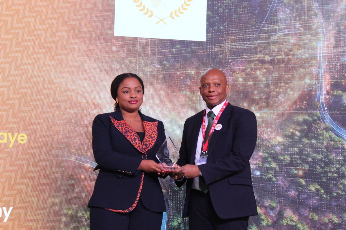 AgerouteCi's tweet photo. AGEROUTE News 📣

11ᵉ édition de Africa Road Builders (ARB) : Le Directeur Général de l’AGEROUTE distingué

En marge des Assemblées annuelles 2026 de la Banque Africaine de Développement (BAD), organisées à Brazzaville du 25 au 29 mai 2026, s’est tenue la cérémonie de distinction The Africa Road Builders (ARB) – Trophée Babacar N’Diaye 2026, initiative portée par ACTUROUTES.

À cette occasion, le Directeur Général de l’AGEROUTE, M. Fabrice COULIBALY, a été *distingué lauréat du Trophée Bâtisseur 2026*, aux côtés de plusieurs responsables d’institutions intervenant dans le secteur des infrastructures et du transport en Afrique, notamment ceux du BNETD, de l’ARTI, du PMUA ainsi que des Fonds d’Entretien Routier de la Guinée et du Liberia.

Cette distinction a été décernée lors d’une cérémonie organisée en marge des Assemblées annuelles de la BAD, en présence de nombreuses personnalités issues des secteurs des infrastructures, du transport et du développement.

Le Super Prix Grand Bâtisseur Babacar N’Diaye 2026 a, quant à lui, été attribué au Président de la République de Guinée, SEM Mamadi Doumbouya.

Cette reconnaissance vient mettre en lumière les actions menées en faveur du développement et de la modernisation des infrastructures routières en Côte d’Ivoire.