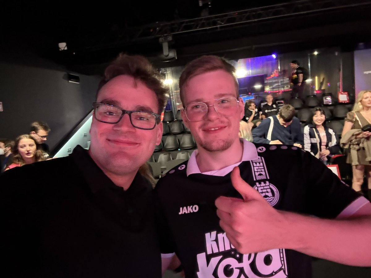 HardRightClick's tweet photo. 3 Jahre Differenz,
Sehr Schönes Finale to Watch,
Big Fan 🥰 @Jenax_LoL https://t.co/JHy1MF90sn