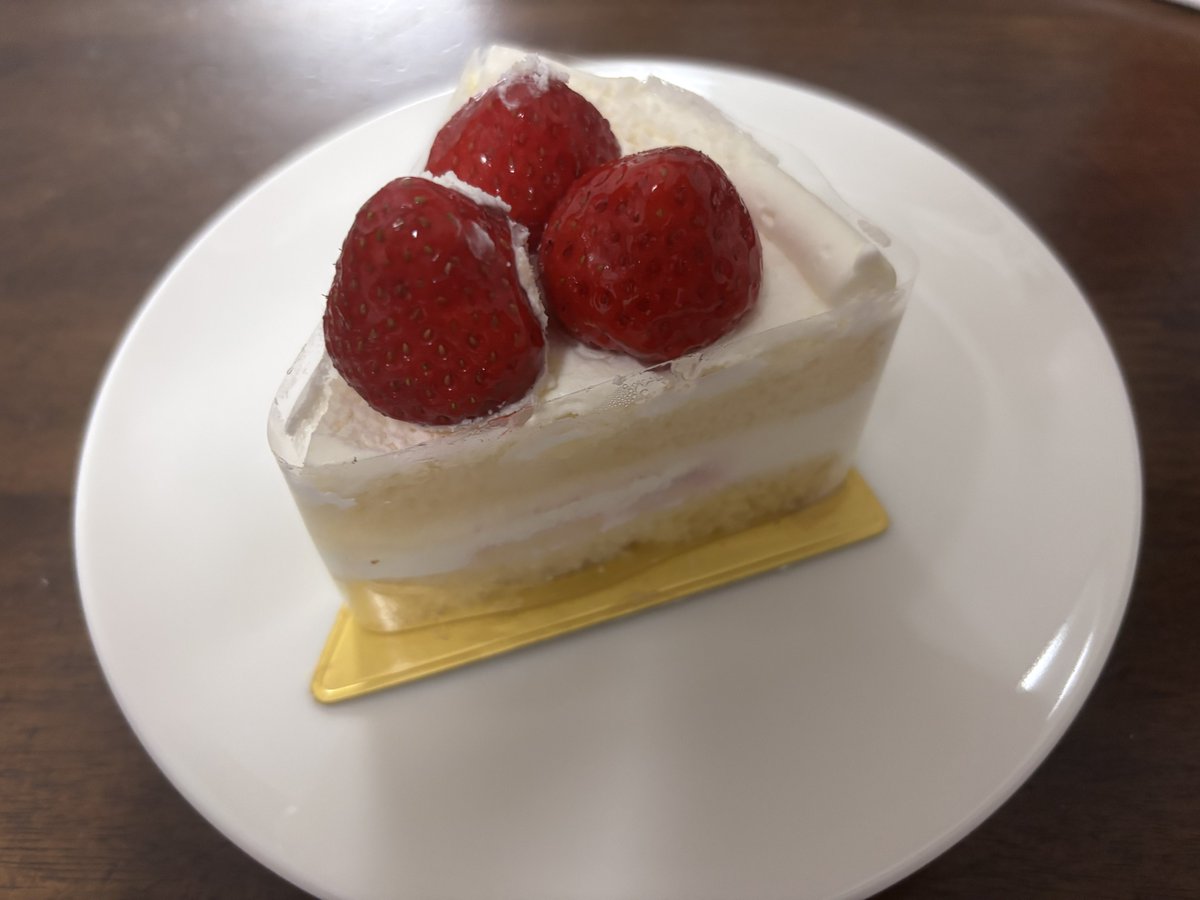HmRvy's tweet photo. 「そういえば今年の誕生日(4/22)、ケーキ食べてないな」
って話した僕を不憫に思って
ハムがケーキ買ってくれました
本当に数少ないプレゼントの1つです
ありがとう😭😭美味しかったです https://t.co/euvQyrxSZi