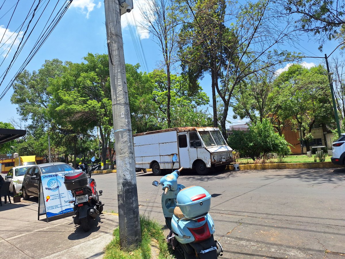 el_chefcito_'s tweet photo. @OVIALCDMX @UCS_GCDMX @SSC_CDMX @Alcaldia_Coy @giogutierrezag @ClaraBrugadaM Solicito  ayuda para quitar camion abandondo hace 2 meses sobre camellón en av 3 esquina camargo col educación  alcaldía coyoacan, hace mucha basura y tapa gente q se esconde a tomar atras de el. https://t.co/QgXMJ2OwT2