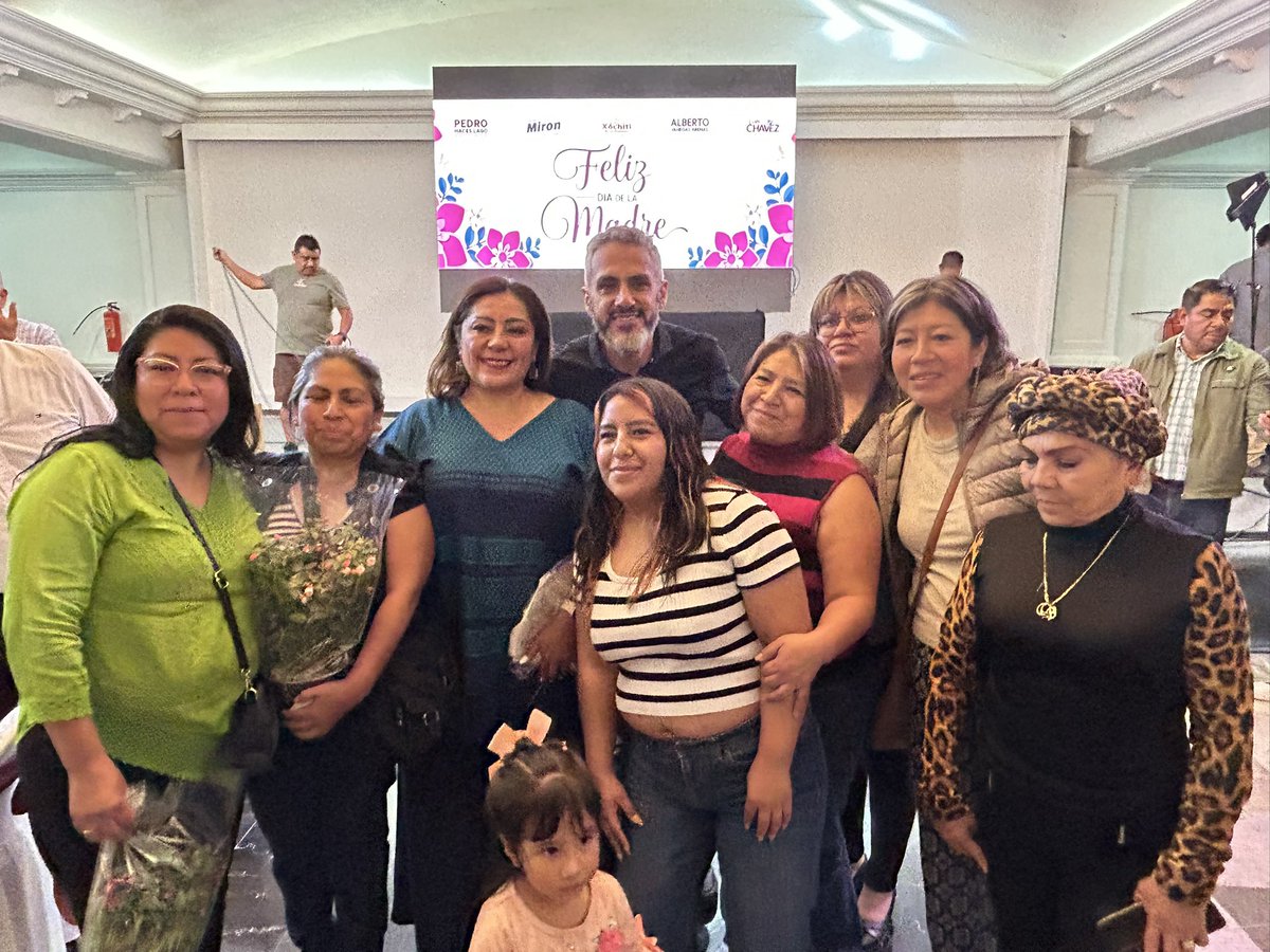 Luis_Chavez_Gar's tweet photo. L@s diputad@s de #Tlalpan nos unimos para rendir un merecido homenaje a las mamás de nuestra demarcación. 💐
Ver sus sonrisas y compartir un momento tan especial con ellas me llena de energía para seguir trabajando desde el Congreso por el bienestar de todas 🫶🏼
#LuisChávez https://t.co/IdZ0U6VUpe