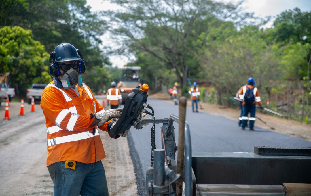 presidenciapma's tweet photo. La rehabilitación de la Carretera Panamericana Este ya registra un 30% de avance, con trabajos simultáneos a lo largo de 246 kilómetros entre Pacora y Yaviza.

Esta obra estratégica fortalecerá la conectividad, mejorará la seguridad vial y contribuirá al desarrollo económico y social de miles de panameños en el este del país y Darién.

📸 @MOPPma 
#ConPasoFirme