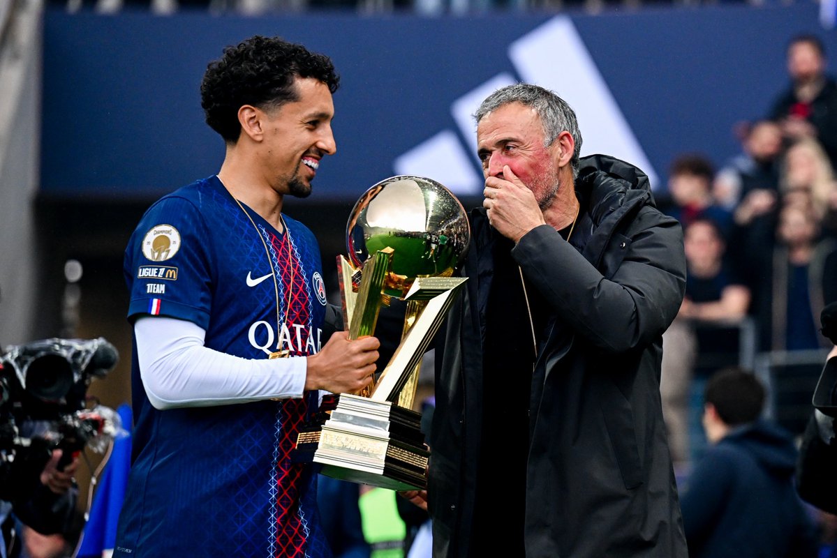 _BeFootball's tweet photo. 🚨🚨💣 C’EST OFFICIEL : LUIS ENRIQUE 🇪🇸 DEVIENT L’ENTRAÎNEUR LE PLUS TITRÉ DE L’HISTOIRE DU PSG !!!!!! 😱😱😱

L’Espagnol remporte son 12e trophée et dépasse Laurent Blanc 🇫🇷 (11). 🏆 

LE PLUS GRAND.
IL EST IMMENSE. https://t.co/qElswXDeV4