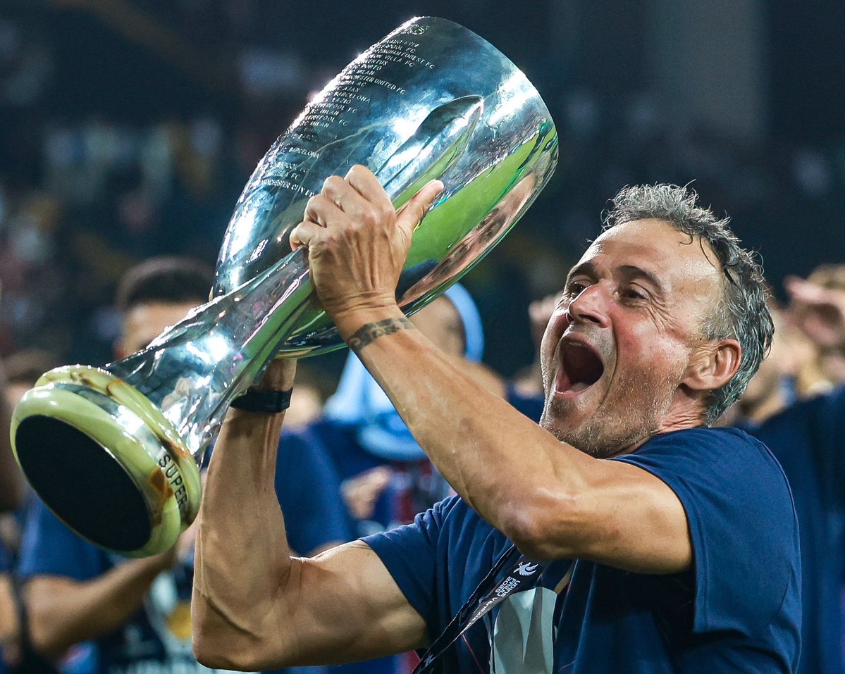 _BeFootball's tweet photo. 🚨🚨💣 C’EST OFFICIEL : LUIS ENRIQUE 🇪🇸 DEVIENT L’ENTRAÎNEUR LE PLUS TITRÉ DE L’HISTOIRE DU PSG !!!!!! 😱😱😱

L’Espagnol remporte son 12e trophée et dépasse Laurent Blanc 🇫🇷 (11). 🏆 

LE PLUS GRAND.
IL EST IMMENSE. https://t.co/qElswXDeV4
