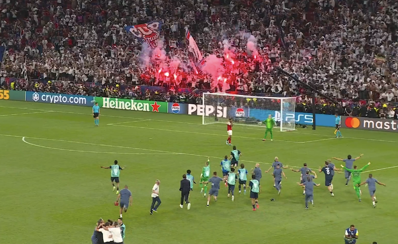TouchlineX's tweet photo. 🚨 𝗡𝗘𝗪: The PSG squad running on the pitch with Gabriel crying in the background after missing his penalty. https://t.co/96S7ITTHmd