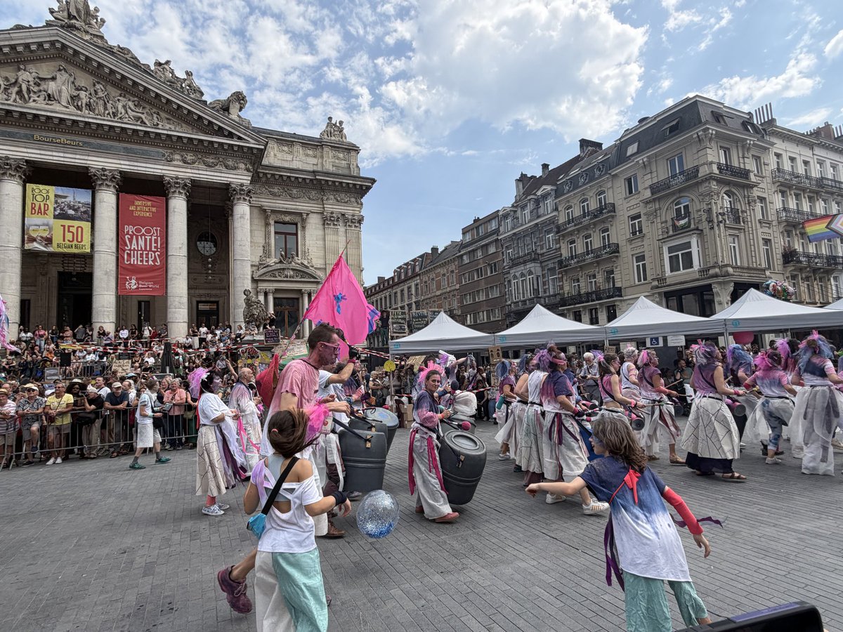 Toon's tweet photo. Great 14th Zinneke Parade <~ the most Brussels event of all.
A joyful, messy, beautiful mix bringing out the best of our city.
Even the weather gods played along: sunshine during the whole parade, heavy rain before and after to wash away bitterness &amp; splashing joy all over town. https://t.co/ZgGMZIie1v