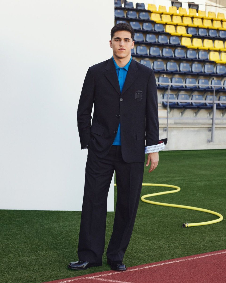 Neo2_Magazine's tweet photo. A partir de este año, la Selección Española de Fútbol vestirá uniformes personalizados de Loewe, estrechando lazos con sus raíces locales. https://t.co/drRRpNd3d3 https://t.co/88qmnZw4uP