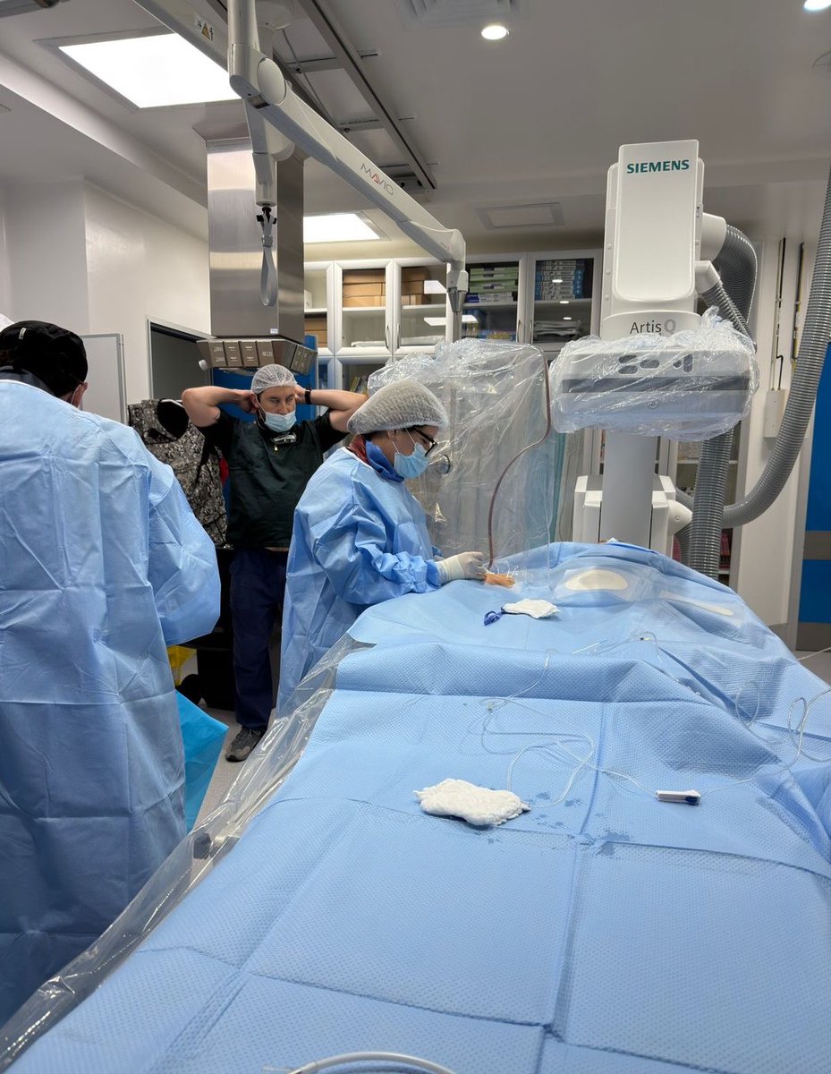 lismendez's tweet photo. Just beginning my weekend 🫀☢️♥️ with the best team @Hosp_Sanjose 
#Radialfirst #WIC #Cathlab https://t.co/vLPAQMF7qd