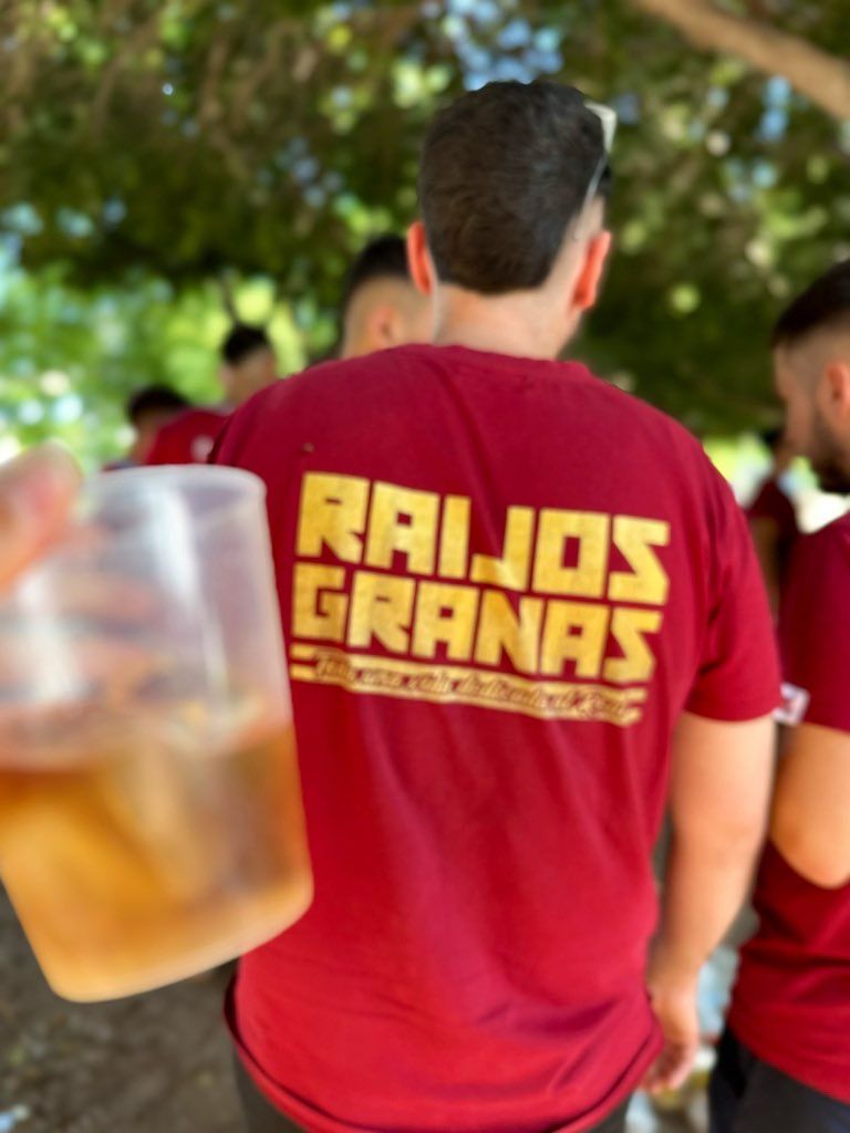FondoSurEnPie's tweet photo. Resumen temporada 25/26 🧵

Agosto 2025
Las temporadas de fútbol no comienzan bajo el sol de Pinatar, sino cuando se baja al barro y al cemento, como el de Orihuela. 

Gran toma de contacto con los valores que representan a la banda. 

ANIMA VIAJA TIFA https://t.co/BGsZGaGUIU