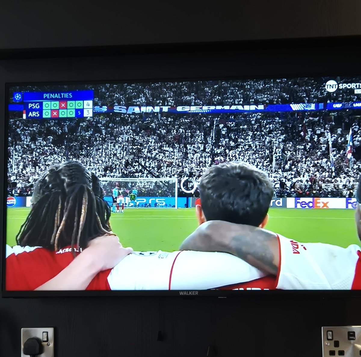 chibchenko's tweet photo. This is where ma feed froze HAHAHAHA cheers lads fs x https://t.co/H3NSSfbUuY